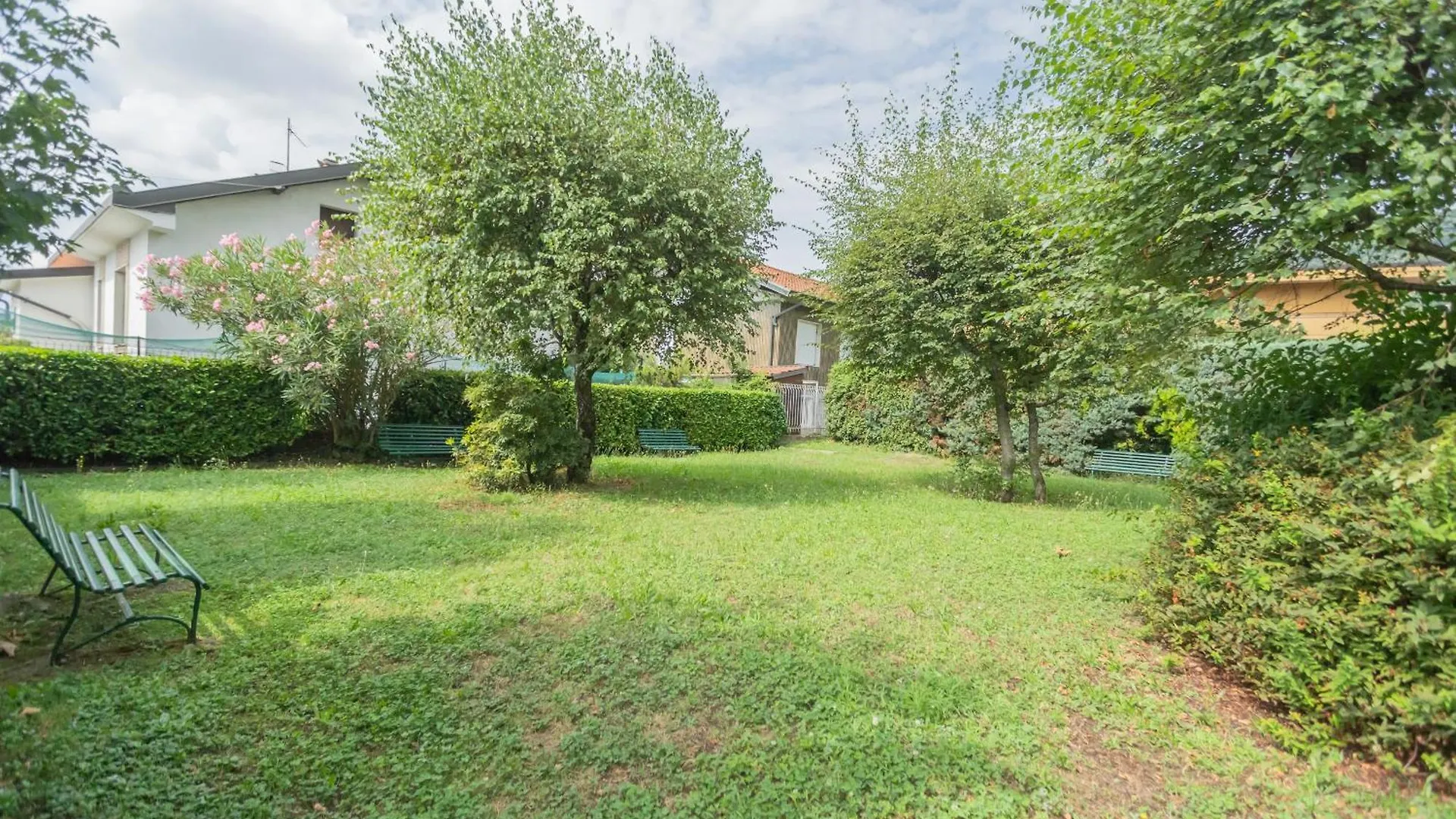 Casa Di Silvia. Sei Km Da Como Lipomo 0*,  Italy